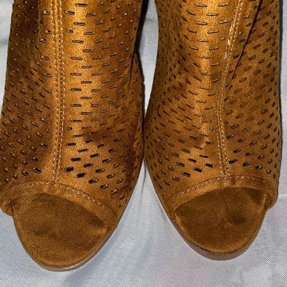 Soho Camel colored peep toe booties Sz 9 - Picture 7 of 11